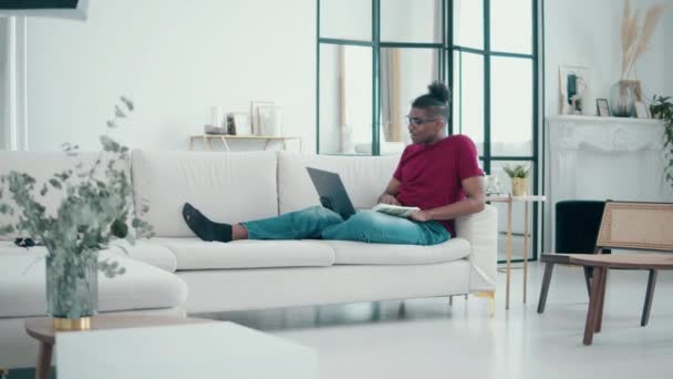 Obývací pokoj s afroameričanem s online lekcí — Stock video