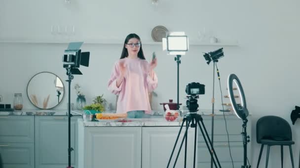 Wanita ceria sedang difilmkan dalam video memasak — Stok Video