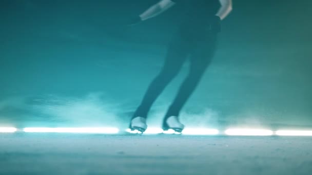 Ледяной каток со спортсменом, скользящим по поверхности на коньках — стоковое видео