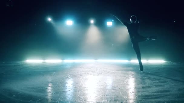 Jeune fille pose gracieusement pendant le patinage artistique — Video