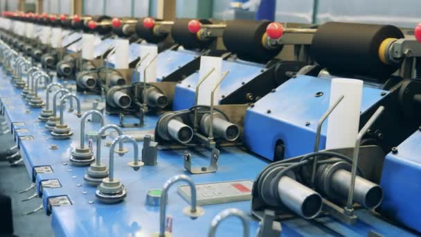 Meccanismi di fabbrica automatizzati con bobine che si srotolano — Video Stock
