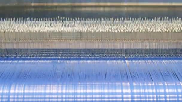 Múltiples hilos están corriendo rápidamente a través de una máquina de tejer — Vídeo de stock