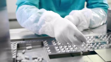 İlaç, ilaç fabrikası ekipmanları. Kapsül haplarının yerini bir farmakolog alacak.