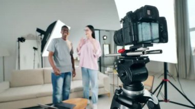 Stüdyoda iki gencin videosu var.
