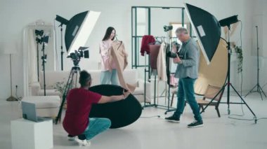 Bir kadın modelin profesyonel stüdyo çekimi.