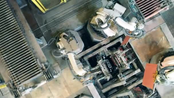 Vista dall'alto dei robot di fabbrica che elaborano lastre di rame — Video Stock