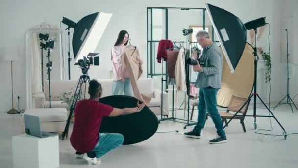 Syuting studio profesional model perempuan — Stok Video