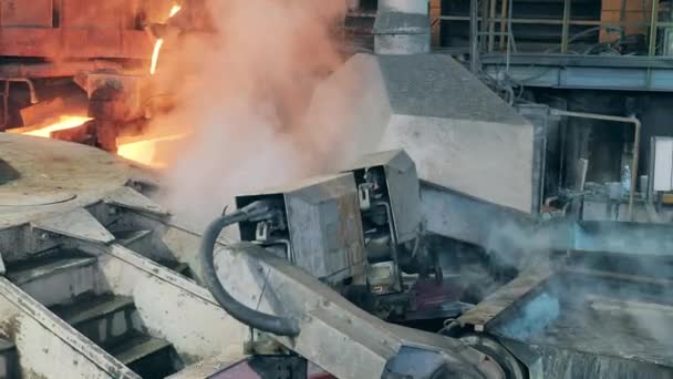 Unidad de fundición con máquina industrial reubicando piezas de cobre — Vídeos de Stock