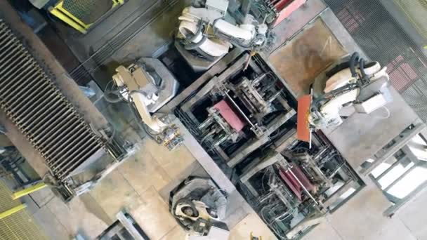 Kompleks maszyn robotycznych pracujących z blachami miedzianymi w widoku z góry — Wideo stockowe