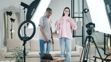 Gençler bir video bloğu çekerken kendilerini tanıtıyorlar
