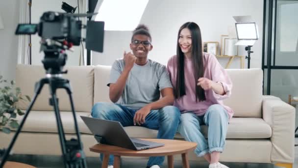 L'homme afro-américain et une dame parlent heureux pour une caméra — Video