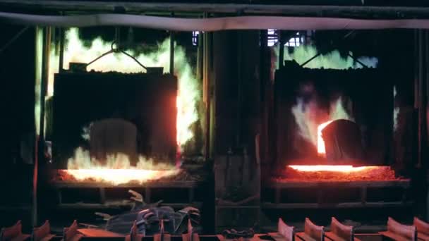 Industrieöfen mit mehrfarbigen Flammen — Stockvideo