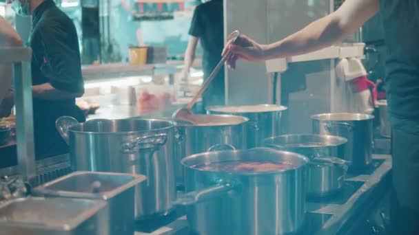 Il cibo bollente viene mescolato da un operaio del ristorante — Video Stock