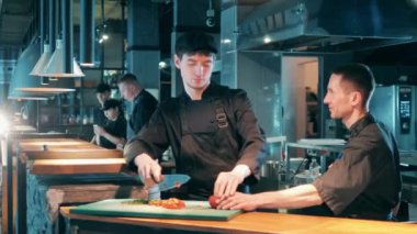 Sebzeler bir restoran işçisi tarafından kesiliyor.