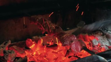 Çubuktaki et kömürde kızarıyor.
