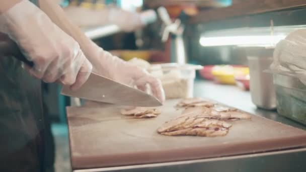 La viande fumée est tranchée par un cuisinier — Video