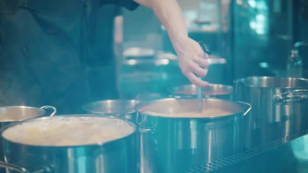 한 식당 요리사가 스프를 흔들고 있습니다. — 비디오