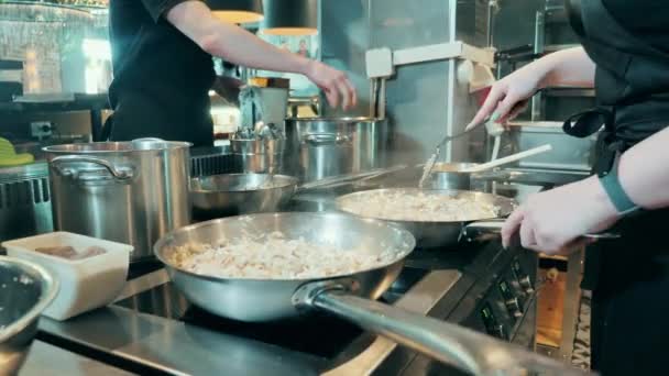 一个厨师在煎锅里搅拌食物 — 图库视频影像