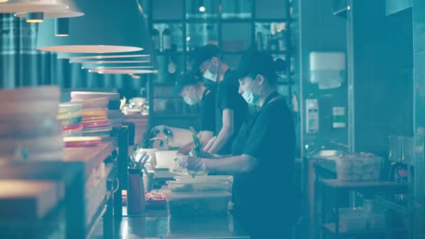 Restaurangpersonal förbereder örter i ansiktsmasker — Stockvideo