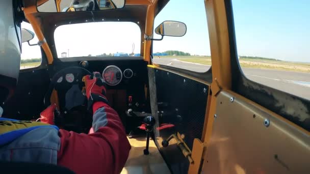 Conducteur au volant d'une voiture de course — Video