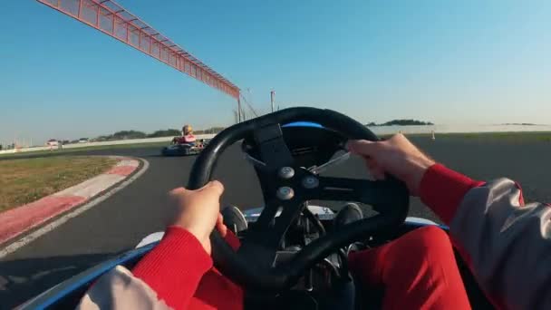 Řidič za volantem auta při závodění na trati — Stock video