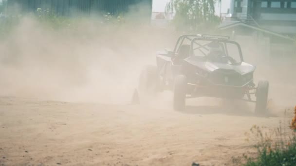 먼지 속에서 달리는 경주용 자동차 — 비디오