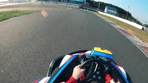 Pista con una macchina da corsa che viene guidata attraverso di essa — Video Stock