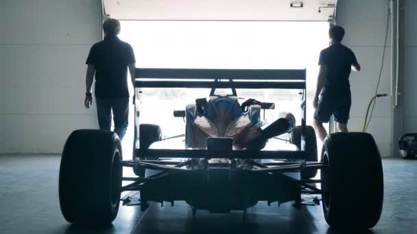 Garage met een raceauto erin wordt gesloten — Stockvideo