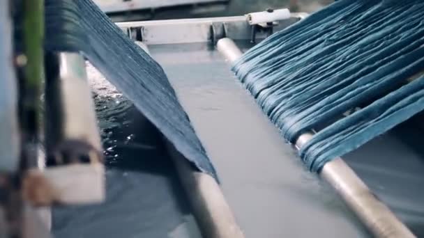 Doek strengen worden doorweekt tijdens de textielproductie — Stockvideo
