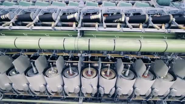 Bobinas giratorias de una máquina de coser con hilos — Vídeo de stock