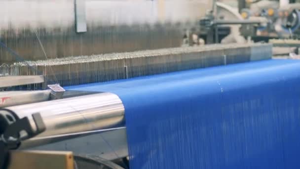 Máquina de tejer está haciendo tela de hilos de colores — Vídeo de stock