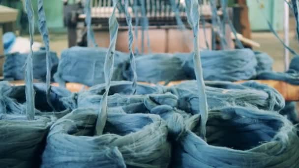 Sznury tkanin są odrywane od stosów. — Wideo stockowe