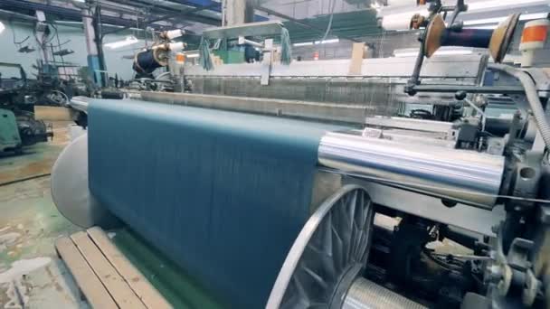 El complejo de maquinaria de tejer está procesando hilos de color — Vídeo de stock