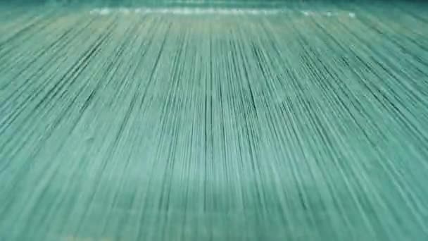 Montones de hilos de colores en el proceso de tejido — Vídeo de stock