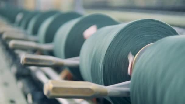 Los carretes de rosca están girando en la maquinaria textil en un primer plano — Vídeo de stock