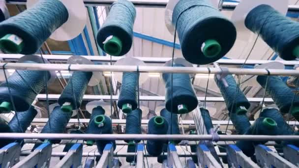 Disposición interna de un complejo de máquinas de coser — Vídeo de stock