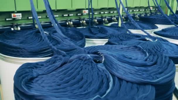 Montones de hilos de tela se están desenredando mecánicamente — Vídeo de stock