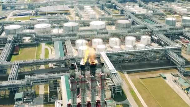 Vista superior de las pilas de bengalas y tubos metálicos de la refinería de petróleo — Vídeos de Stock