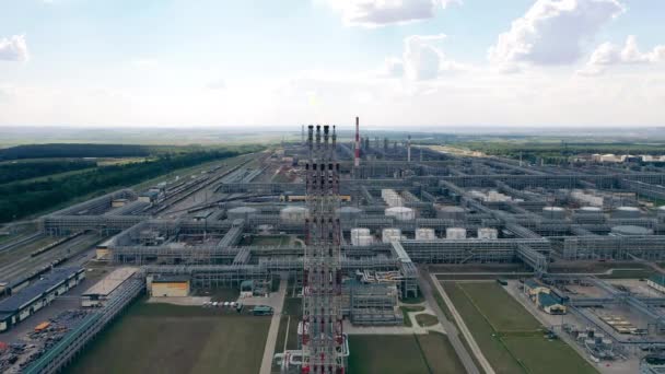 Grandes instalações da refinaria de petróleo filmadas ao ar livre à luz do dia — Vídeo de Stock