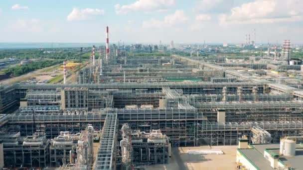 Construções e oleodutos da refinaria filmados ao ar livre — Vídeo de Stock