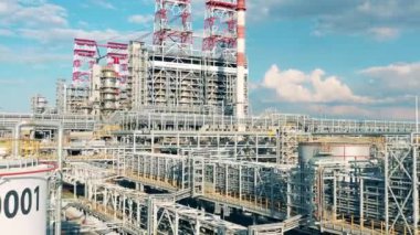 Petrol rafinerisinin boru hatları ve metal yapıları