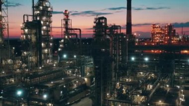 Petrol rafinerisindeki gece lambaları.