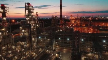 Petrol rafinerisinin gece lambalı boru hatları ve inşaatı