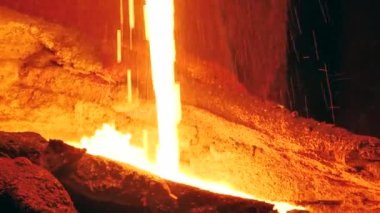 Dökümhanede erimiş bakır dökülüyor.