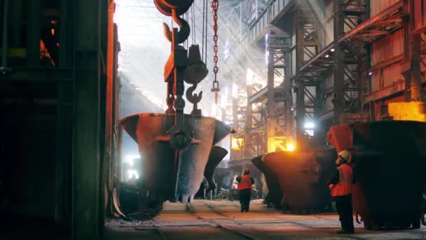 Taller de fundición con siderúrgicos y embalses — Vídeo de stock