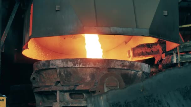 Растворенная медь льется в стальной ковш — стоковое видео