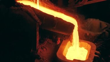 Sıvı çelik kalıba dökülüyor.