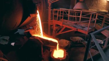 Dökümhane kalıbı erimiş çelikle doluyor.