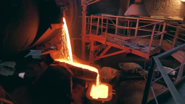 Foundry mold is getting filled with molten steel — Stock Video