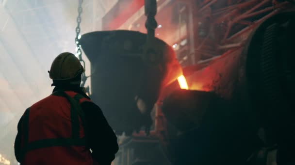 Metalurgist în uzura de siguranță se uită la leagănul de oțel — Videoclip de stoc